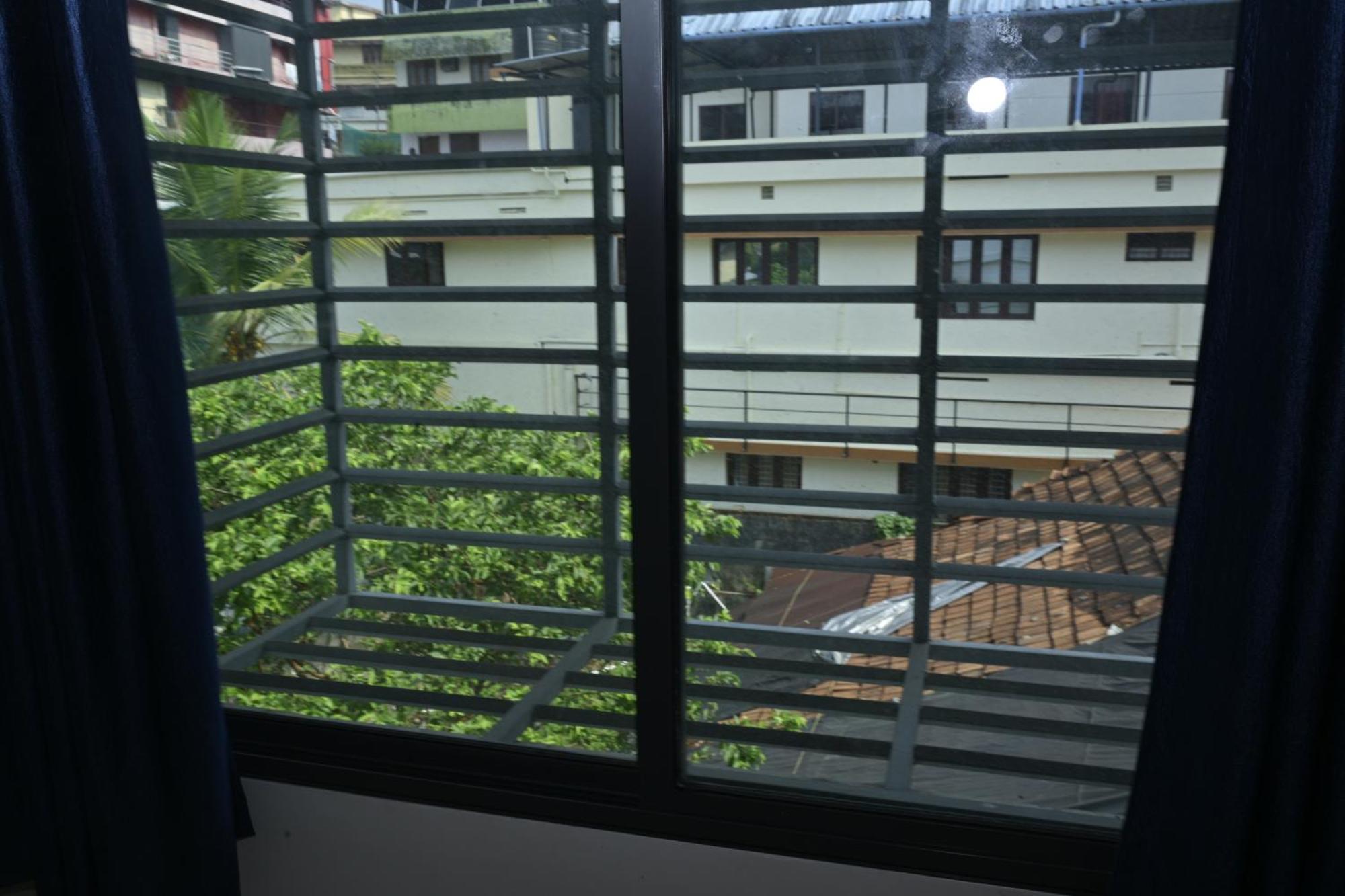 Nirupama,Hotel Aluva 700 Mtr From Aluva Railway Station Alwaye Exterior foto