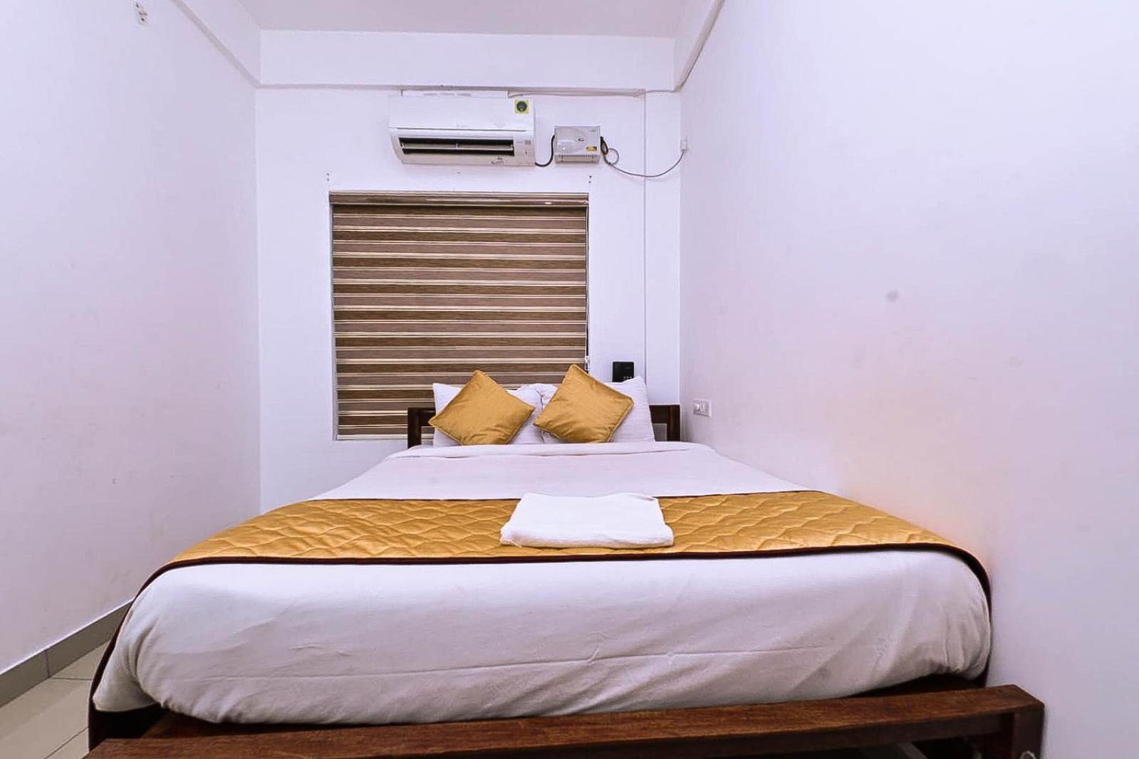 Nirupama,Hotel Aluva 700 Mtr From Aluva Railway Station Alwaye Exterior foto