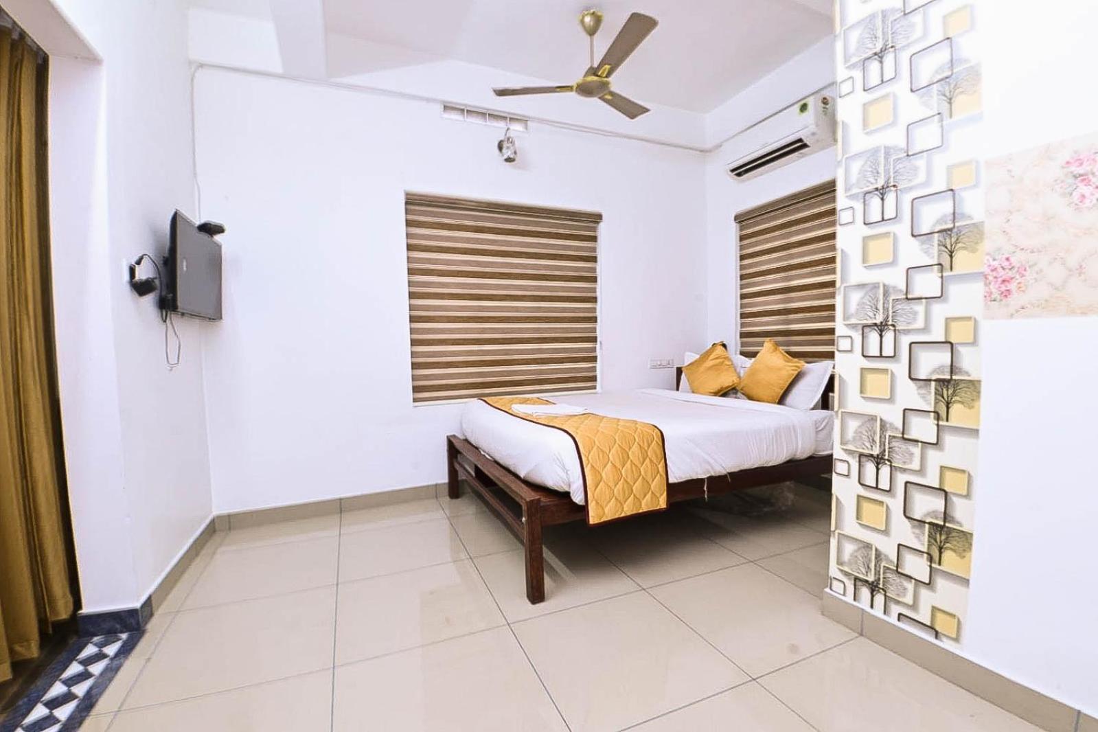 Nirupama,Hotel Aluva 700 Mtr From Aluva Railway Station Alwaye Exterior foto