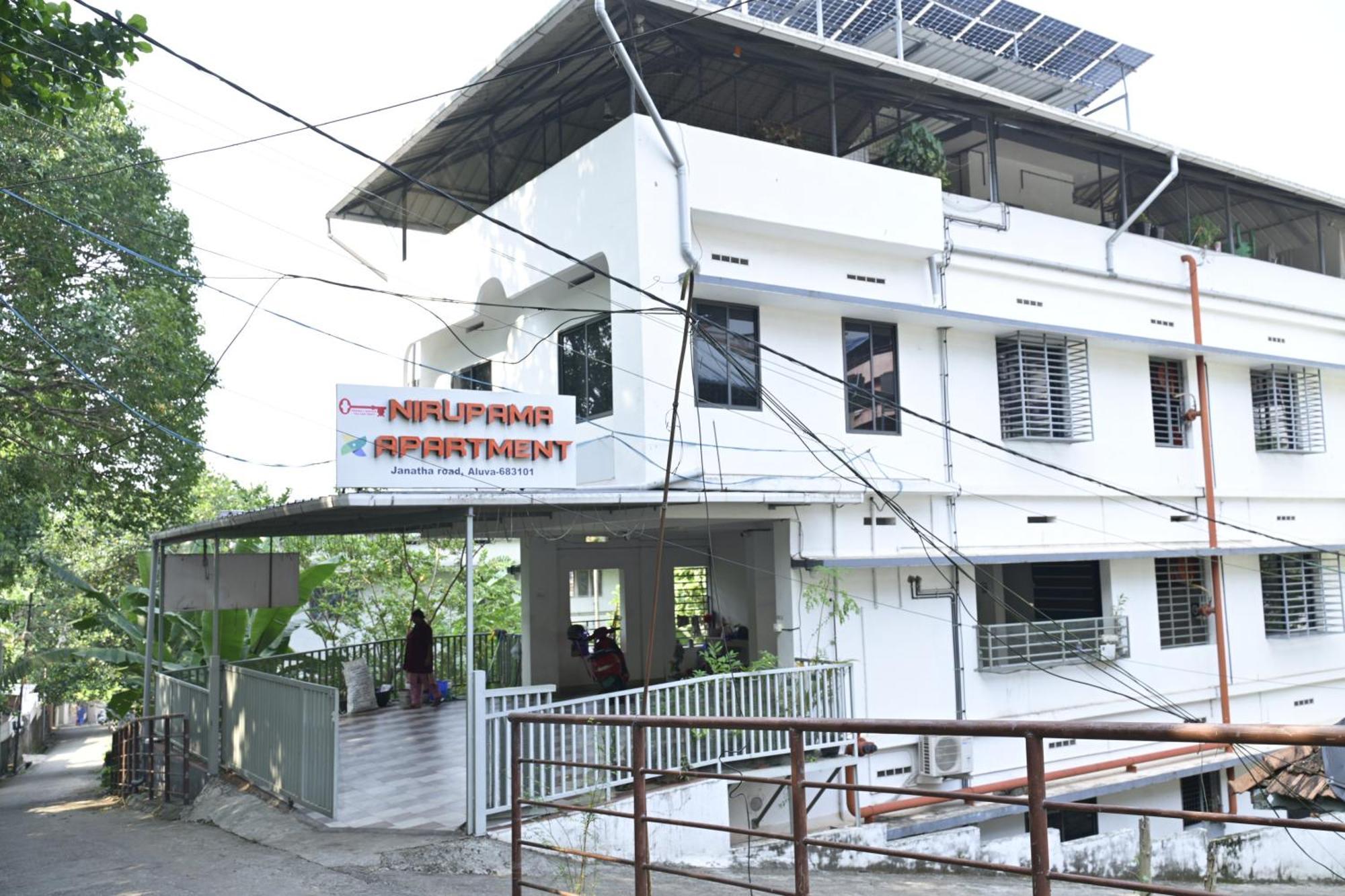 Nirupama,Hotel Aluva 700 Mtr From Aluva Railway Station Alwaye Exterior foto